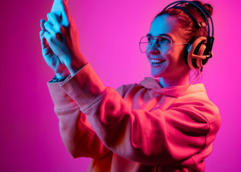 Series, videos o conversación: así alterna su consumo de medios la generación Z