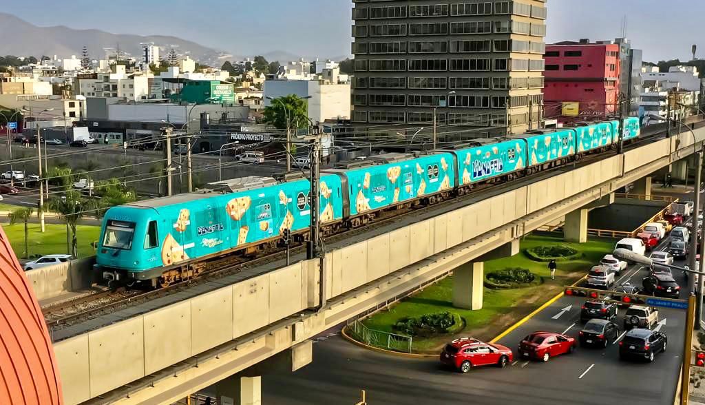 Panetón D’Onofrio aporta magia navideña a los viajes en la Línea 1 2 WhatsApp Image 2023 11 28 at 11.16.46