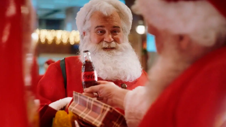 Coca-Cola lanza su nueva campaña de Navidad con una ciudad llena de Santa Claus 1 coca cola
