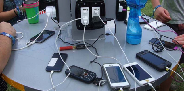 ¿Por qué el FBI recomienda a los consumidores no utilizar estaciones de carga de celulares públicas? 2 FBI estaciones carga teléfonos