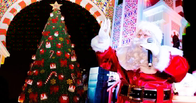 Wong lleva el espíritu navideño al Parque de la Amistad con su tradicional encendido del árbol