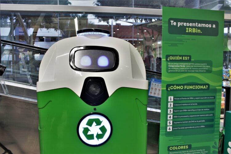 Peruanos crean robot que impulsa el reciclaje con inteligencia artificial