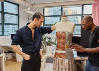 Adobe lanza el primer vestido que cambia completamente de forma electrónica