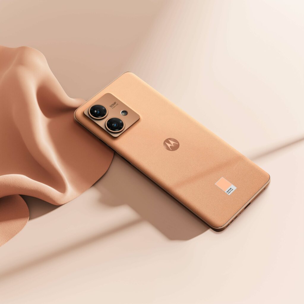 motorola edge 40 peach fuzz 1