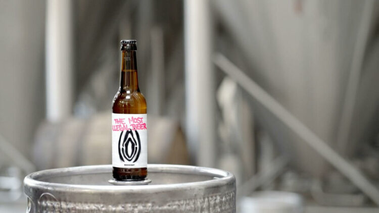 Una “cerveza ilegal” lucha contra las leyes machistas de 50 países