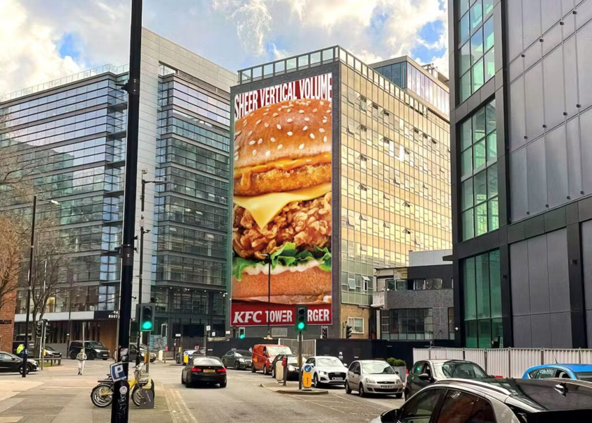 KFC promociona la Tower Burger en horizontal para que quepa en pantallas y vallas publicitarias 2 Tower burger