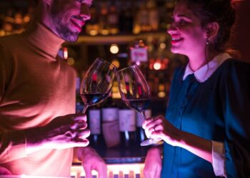 hombre feliz haciendo sonar copas vino mujer alegre 23 2148016753