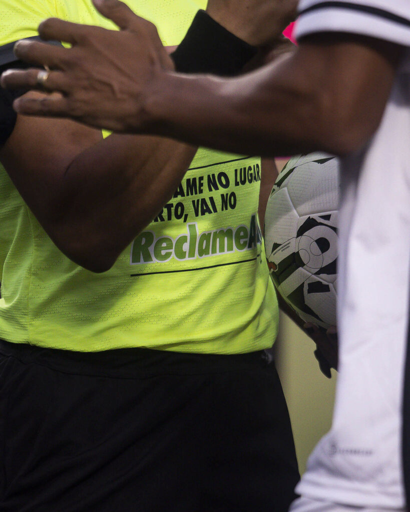 ¿por qué esta empresa decide ser el sponsor de los árbitros del fútbol?