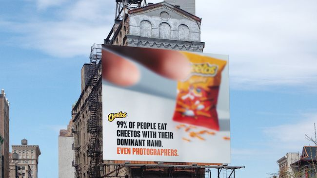 Cheetos muestra cómo el 99% de sus clientes consume la botana con la mano dominante 3 Cheetos mano dominante