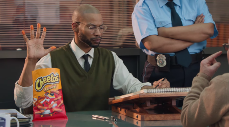 Cheetos muestra cómo el 99% de sus clientes consume la botana con la mano dominante 1 Cheetos mano dominante