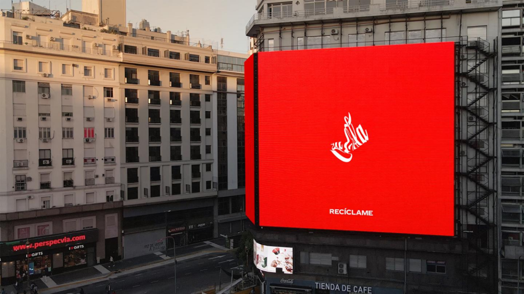 Sin logo: 3 campañas publicitarias que renunciaron al distintivo elemental 4 Coca-Cola logo aplastado
