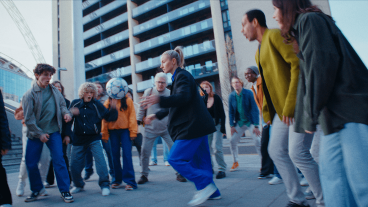 Estrellas del fútbol se unen para participar en un desafío callejero en la última campaña de Pepsi