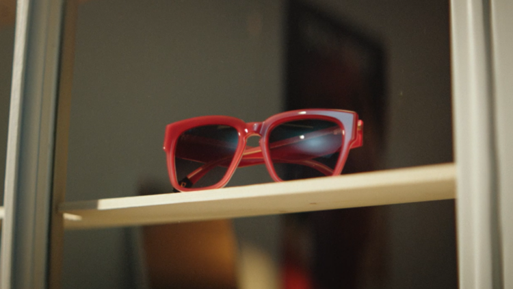 Unos lentes de sol olvidados tienen la oportunidad de ser reutilizados en este spot