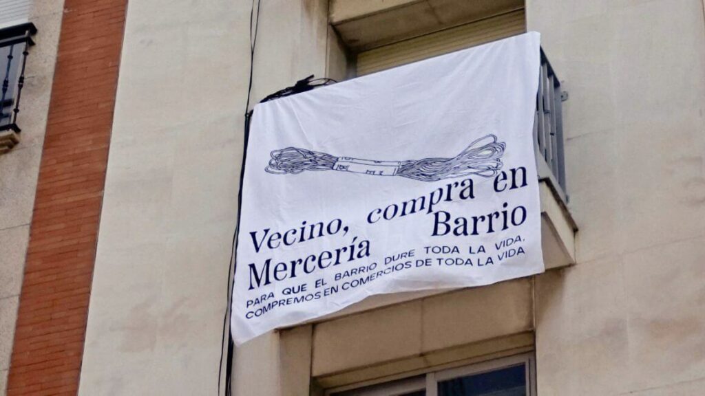 Convierten sábanas en lonas publicitarias en un barrio madrileño