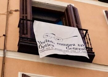 Convierten sábanas en lonas publicitarias en un barrio madrileño