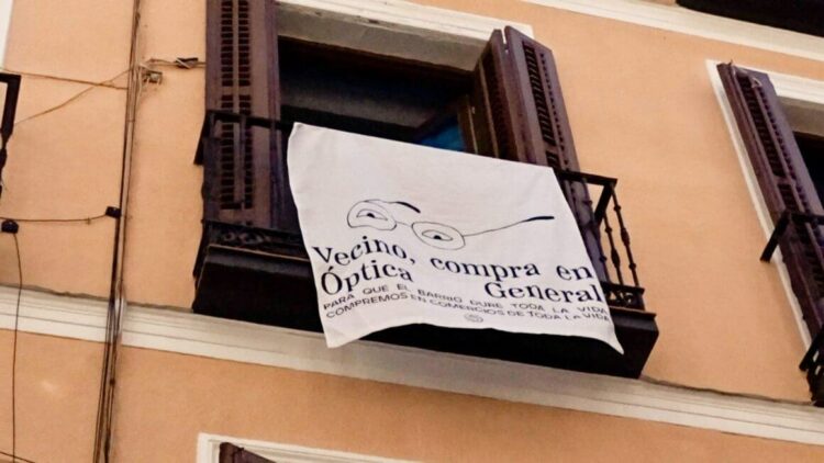 Convierten sábanas en lonas publicitarias en un barrio madrileño