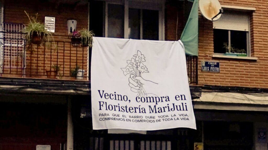 Convierten sábanas en lonas publicitarias 