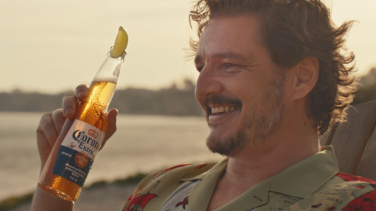Pedro Pascal brilla en el nuevo spot de Corona