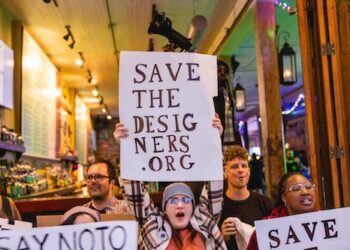 "Salvemos a los Diseñadores" de la expansión de la IA, pide Freepik en su última campaña