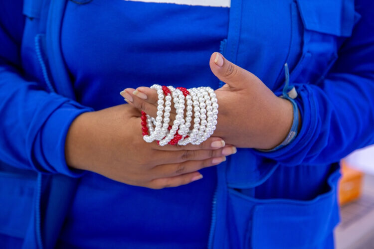 Kotex lanza pulsera con 28 cuentas para educar sobre la higiene menstrual