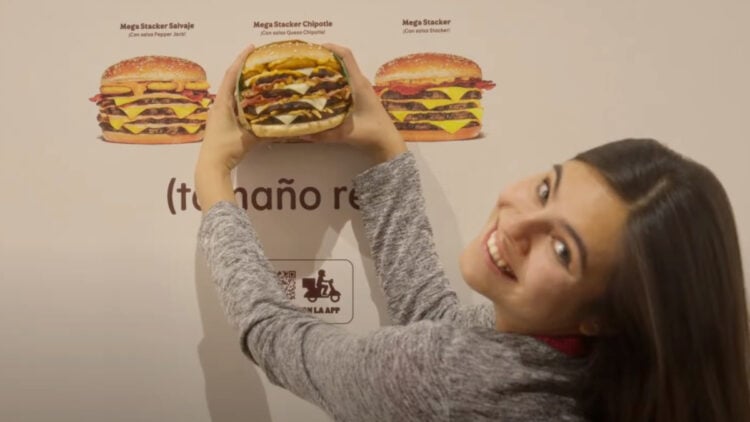 Burger King presenta sus hamburguesas en tamaño real, tal como las ves en su publicidad exterior 1 ohamburguesa 100