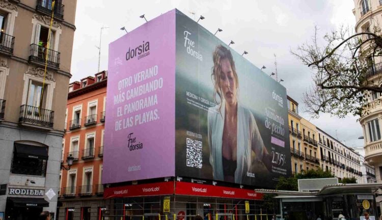 Clínica afirma “cambiar el panorama de las playas” gracias a sus cirugías y causa polémica