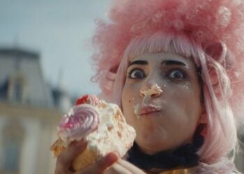 Al estilo de Bridgerton, campaña sostiene que los autos eléctricos no deben ser un privilegio