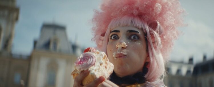 Al estilo de Bridgerton, campaña sostiene que los autos eléctricos no deben ser un privilegio 1 Al estilo de Bridgerton, campaña sostiene que los autos eléctricos no deben ser un privilegio