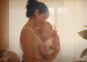 “Los abrazos lo cambian todo”, dice Huggies en su última campaña sobre el bienestar de los bebés