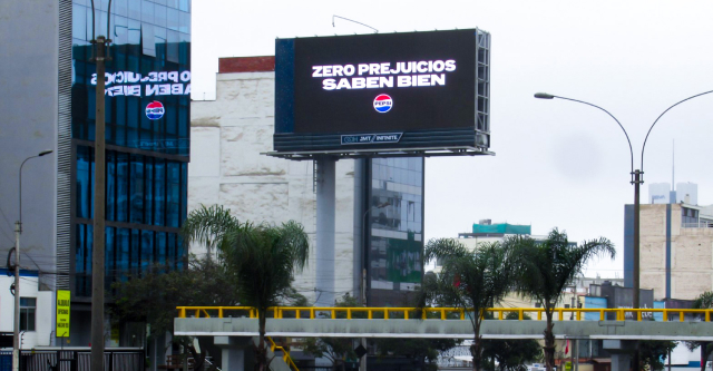 Anuncios en fondo negro invaden Lima desafiando diversas problemáticas 3 anuncios