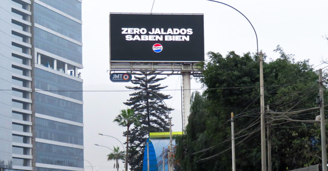 Anuncios en fondo negro invaden Lima desafiando diversas problemáticas 2 anuncios