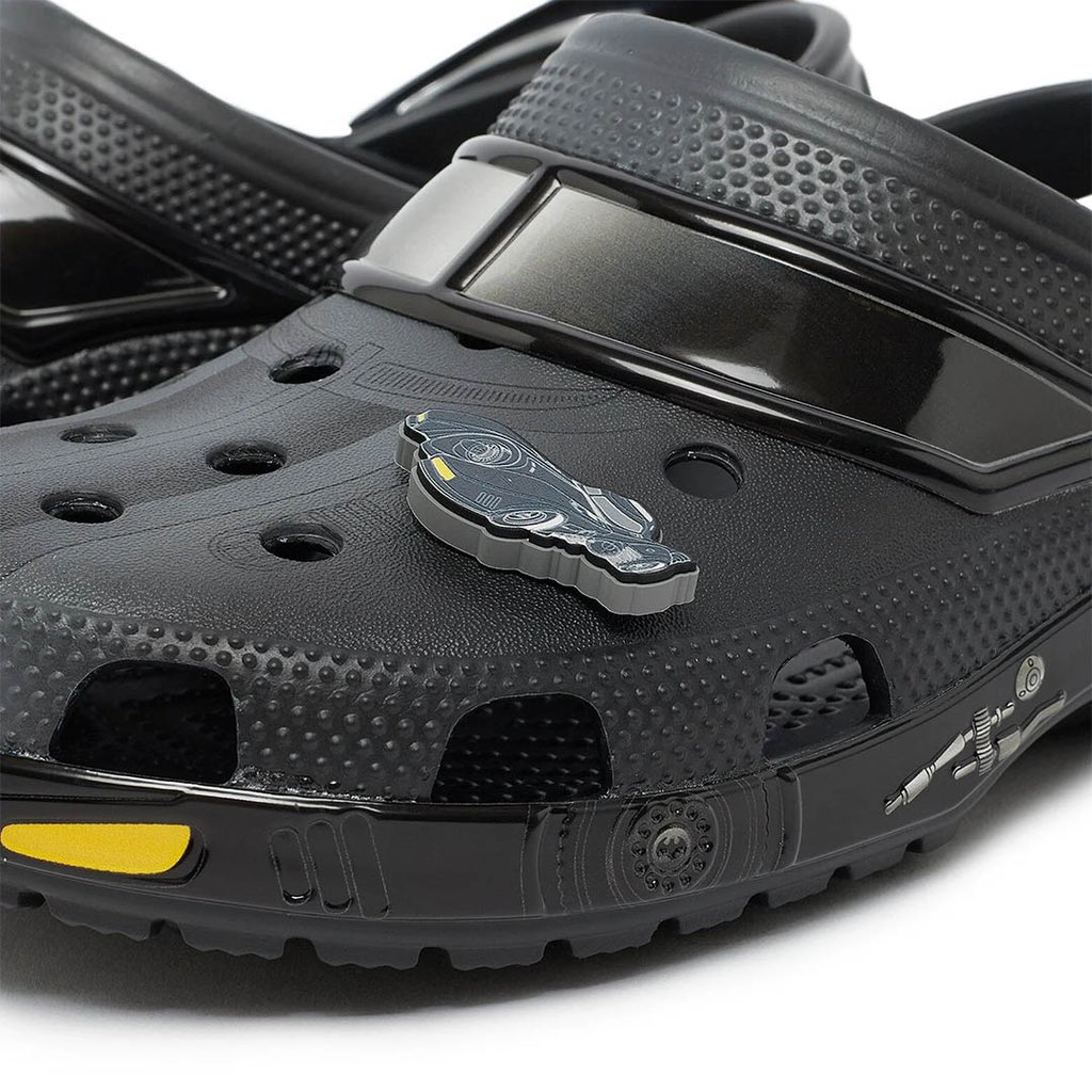 Crocs lanza una nueva colección inspirada en el icónico Batimóvil 5 GVCriQeWgAAyq5m
