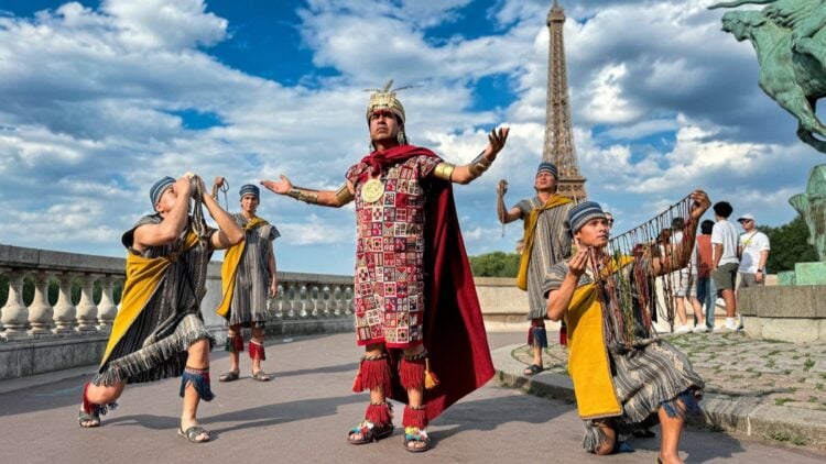 El Inca protagoniza la nueva campaña de promoción del Perú en los Juegos Olímpicos París 2024 1 Puente de Bir Hakeim Inca en Paris 1