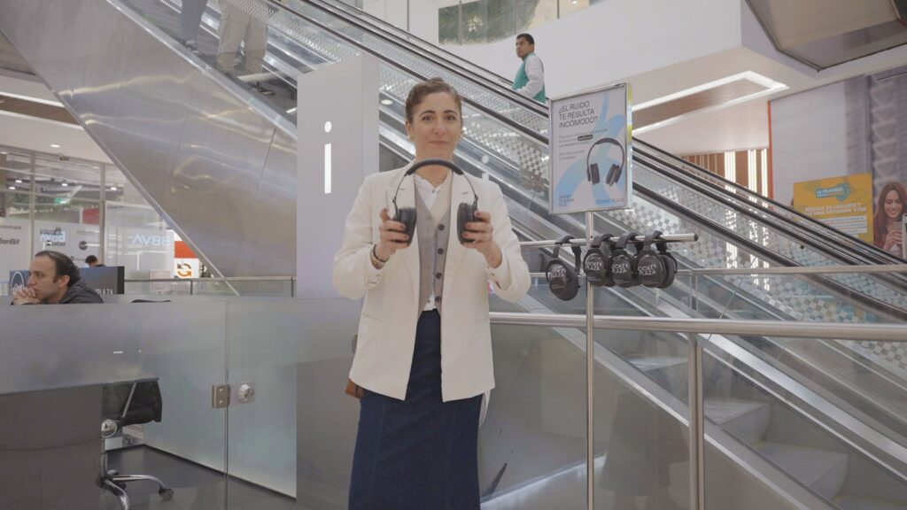 Jockey Plaza implementa su nuevo servicio de audífonos diseñados para personas neurodivergentes 3 f7f43111 099d 4b4d b0ad 3fd76f5b7139