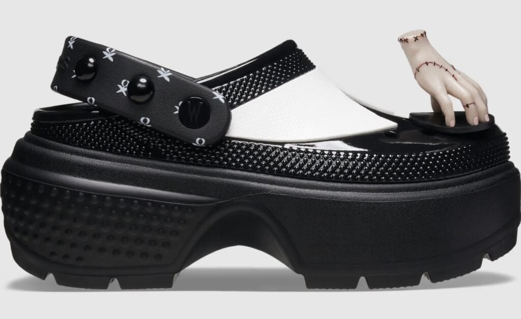 Crocs presenta su nueva colección inspirada en Merlina Addams 4 2d24fc05 7b93 4544 b806 74d902c65b81