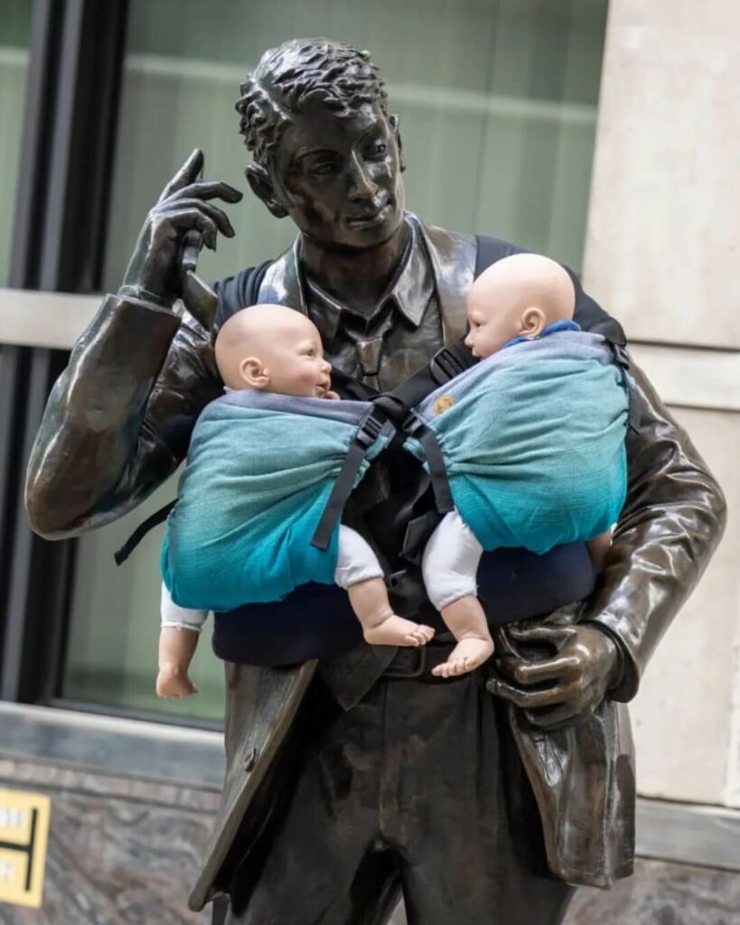 Estatuas amanecen con portabebés para exigir mejoras en la licencia por paternidad 2 459619669 529672736114000 3111089903345532022 n 1