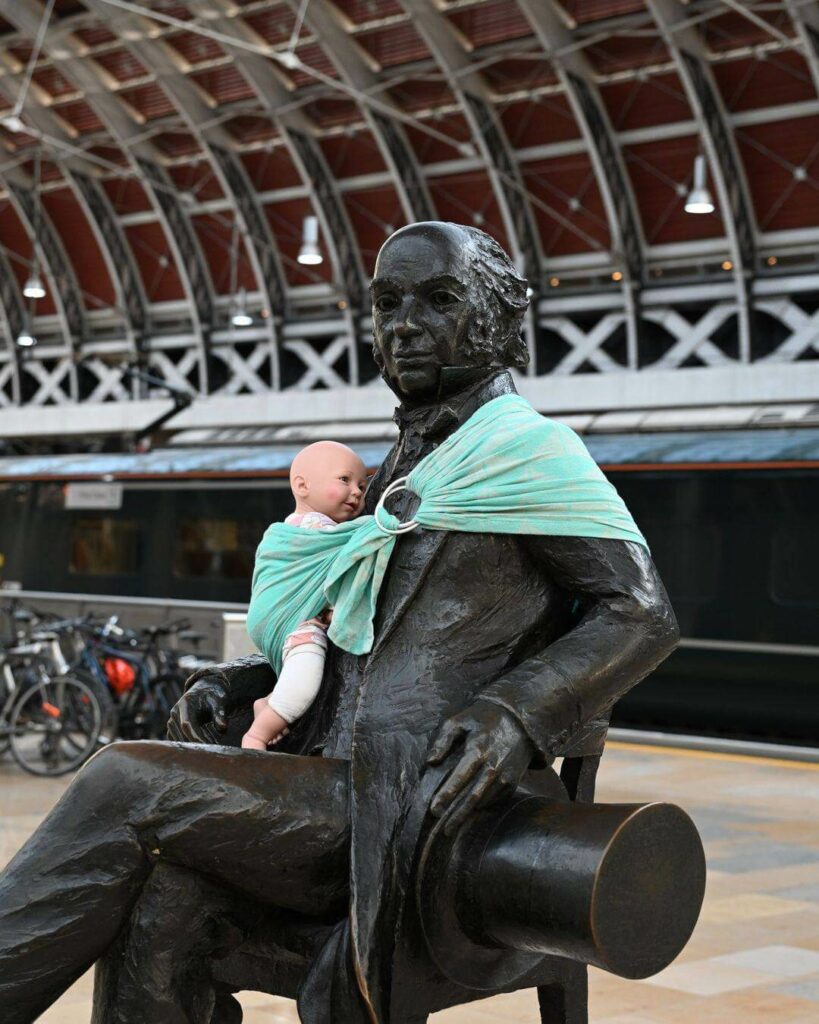 Estatuas amanecen con portabebés para exigir mejoras en la licencia por paternidad 4 Estatuas portabebés licencia por paternidad