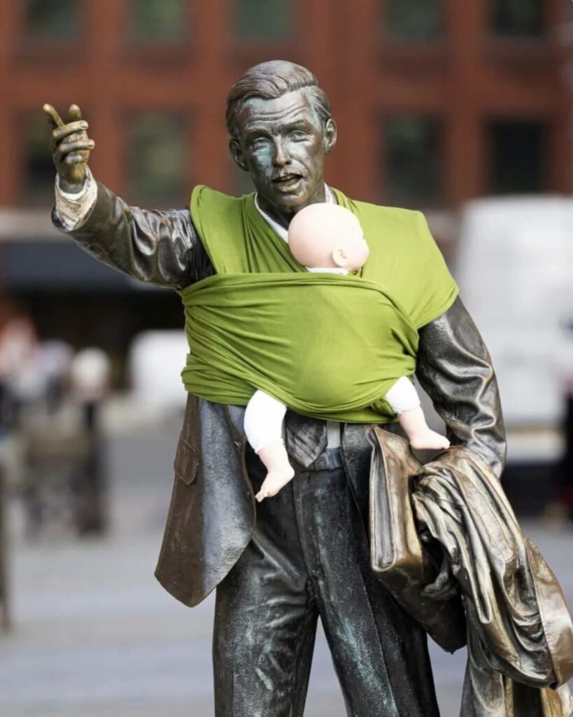 Estatuas amanecen con portabebés para exigir mejoras en la licencia por paternidad 3 Estatuas portabebés licencia por paternidad