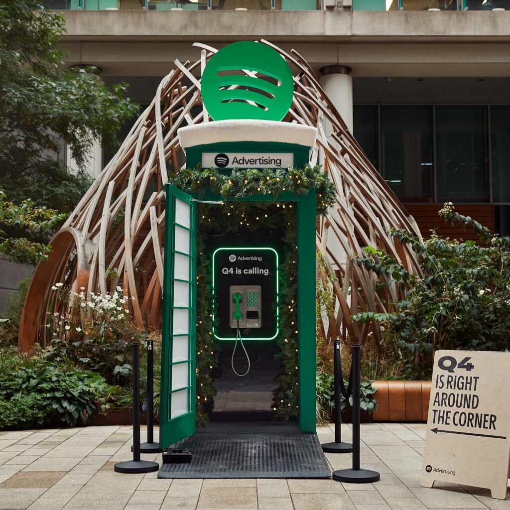 Spotify decora las cabinas telefónicas de Londres con temática navideña para atraer anunciantes 2 461190372 18045392324311538 9219118665173331686 n