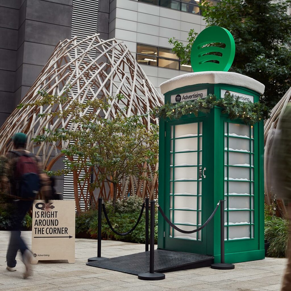 Spotify decora las cabinas telefónicas de Londres con temática navideña para atraer anunciantes 3 461193752 18045392339311538 233387453870864429 n