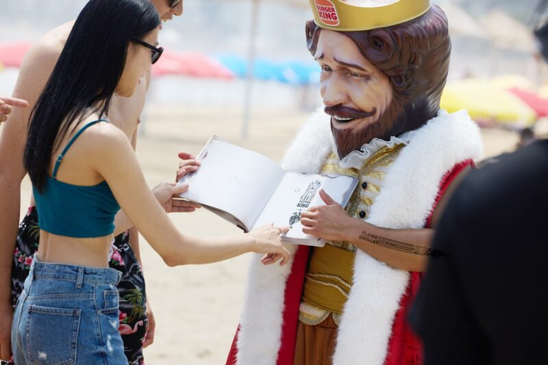 Burger King celebró 40 años en Corea regalando tatuajes inspirados en sus llamas 2 Burger King tatuajes