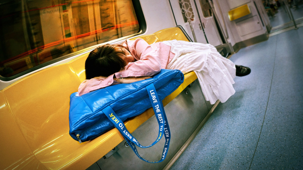 IKEA transforma una bolsa de compras en una almohada portátil 2 IKEA BOLSA ALMOHADA