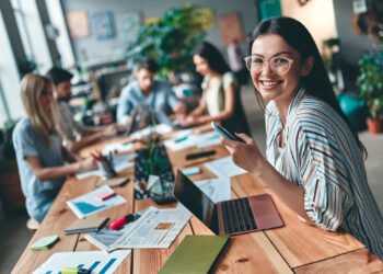 EPE de la UPC lanza nueva carrera de Comunicación para gente que trabaja 5 Group of young business people are working together in modern office. Creative people with laptop, tablet, smart phone, notebook. Successful hipster team in coworking. Freelancers.