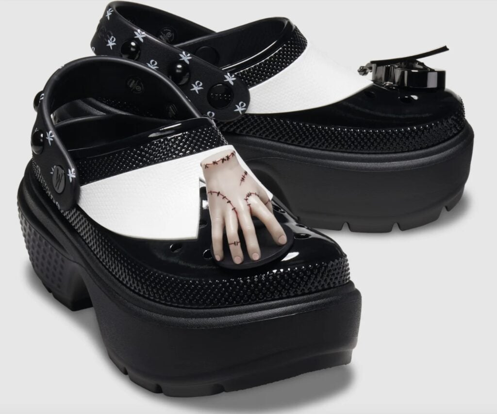 Crocs presenta su nueva colección inspirada en Merlina Addams 3 df73fbf9 2957 4294 9c2e 00713e93598e