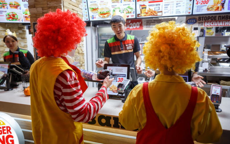 #ScaryClownNight: la vez que Burger King regaló una whopper a quienes acudieran a comer disfrazados de payasos 3 GRAFICA 19 2