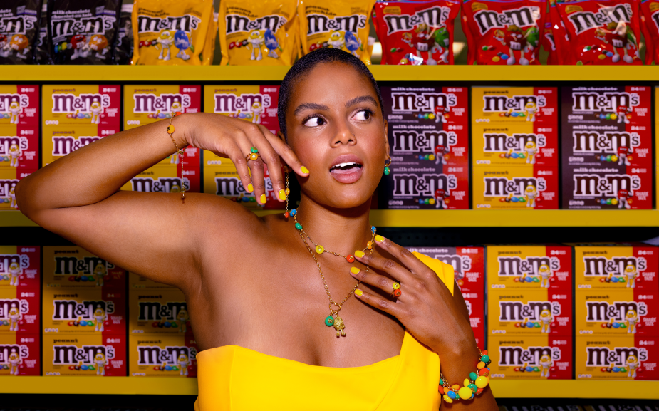 Carteras, joyas y accesorios: M&M’S se aventura en la moda junto a Kate Spade New York 4 M&M’S moda