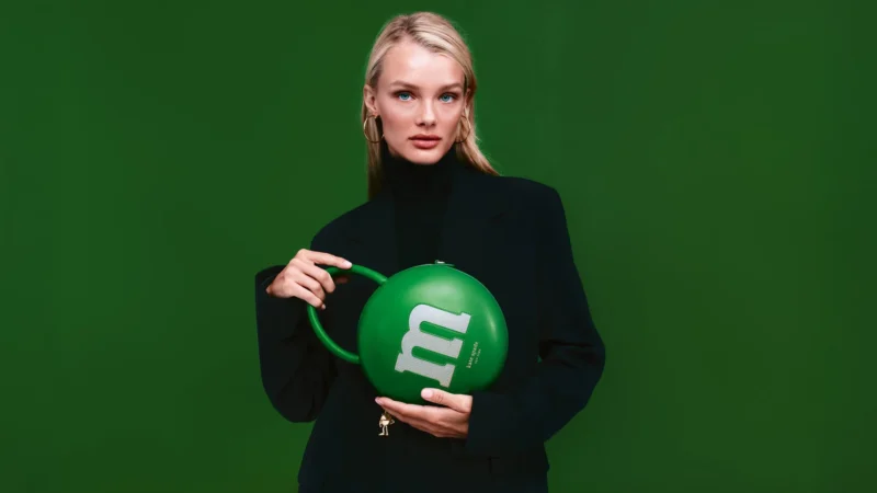 Carteras, joyas y accesorios: M&M’S se aventura en la moda junto a Kate Spade New York 3 M&M’S moda