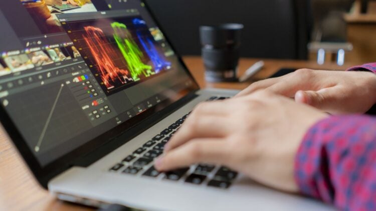 Día Mundial de la Animación: ¿Por qué es un elemento clave para tu estrategia de marca? 1 male producer edit video on his laptop in studio b