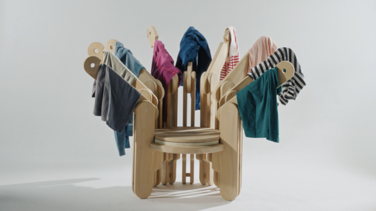 Esta creación confronta que la silla que acumula ropa en tu habitación es un problema de sostenibilidad 1 silla ropa