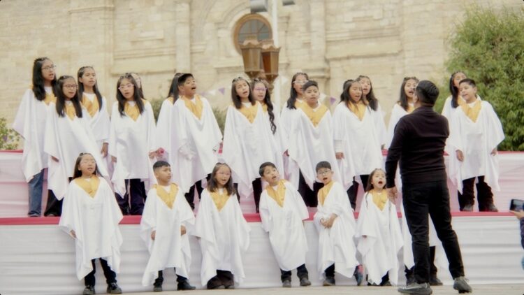 San Jorge presenta su nueva campaña navideña con un llamado a la paz que el Perú necesita 1 Huancayo coro de ninos 1